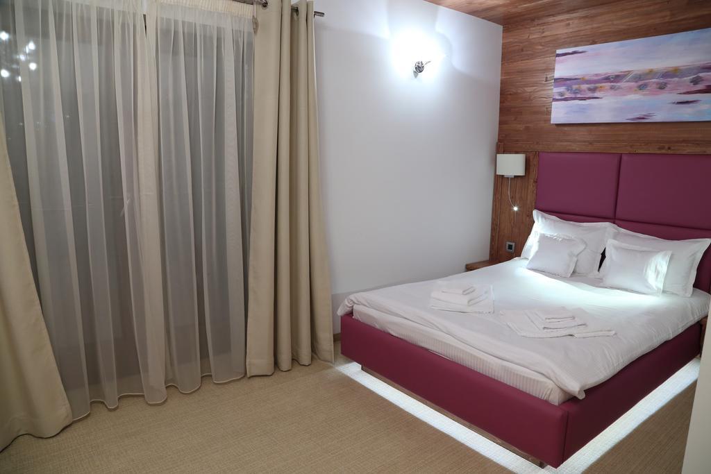 Hotel La Monitori Sinaia Habitación foto